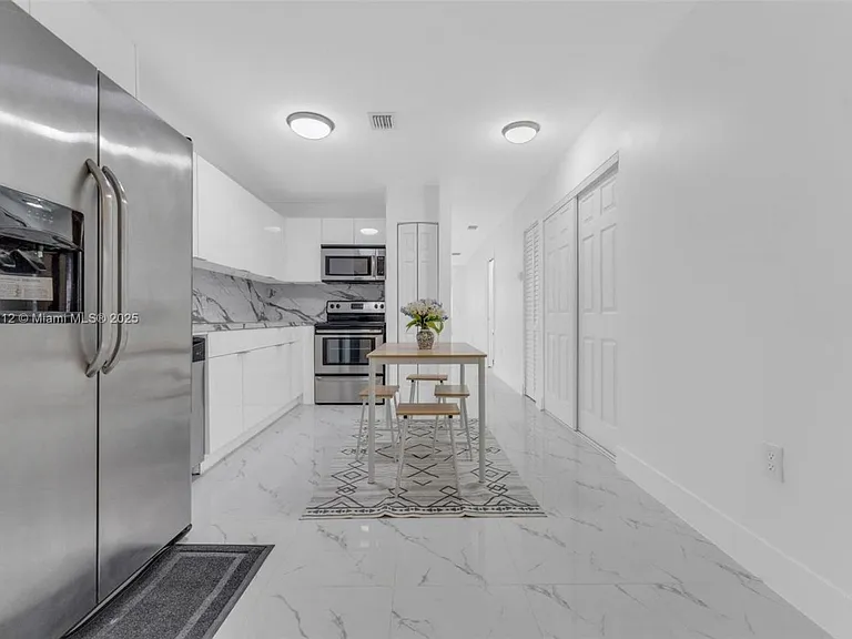 2401 SW 102nd Ave — Photo 6