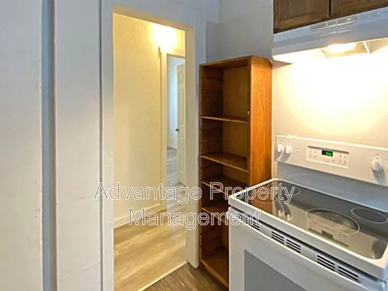 240 NW 9th St #1 — Photo 5