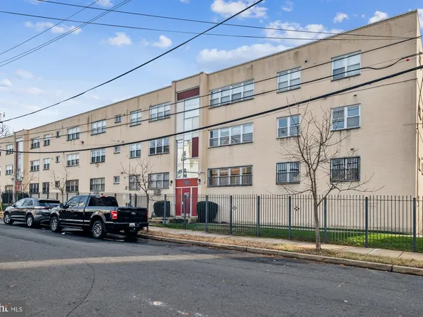 5037 Call Pl SE APT 202, Washington, DC 20019