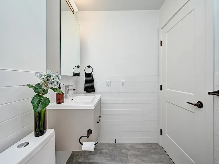 415 Duke St W — Photo 32
