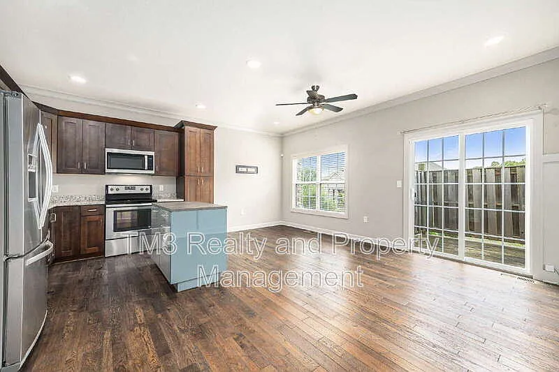 3 bed, 3.5 bath, 1884 sqft, $2,345 — Photo 4