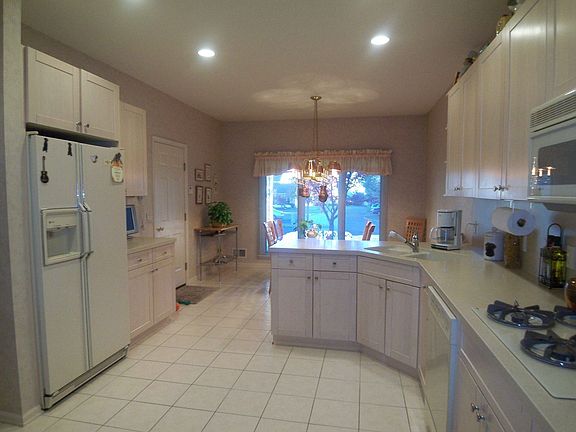 Eat-in kitchen with breakfast room