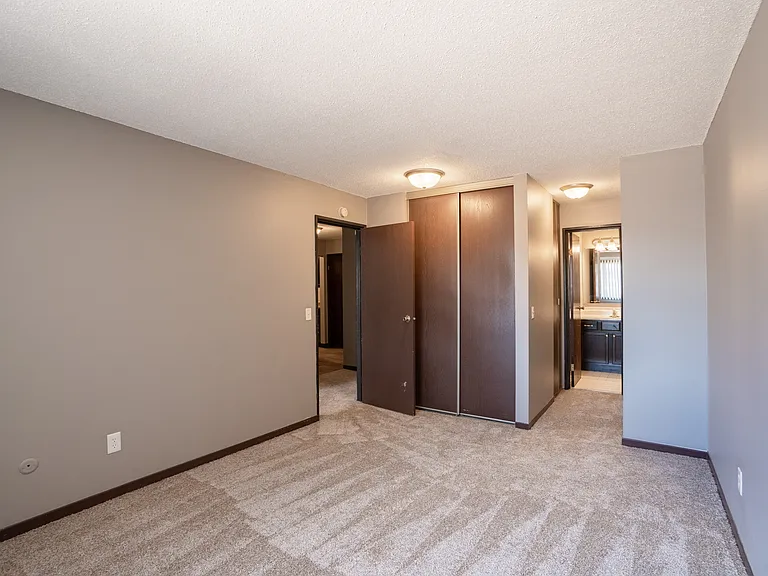 Roseville, MN Rosedale Estates Apartments | Bedroom