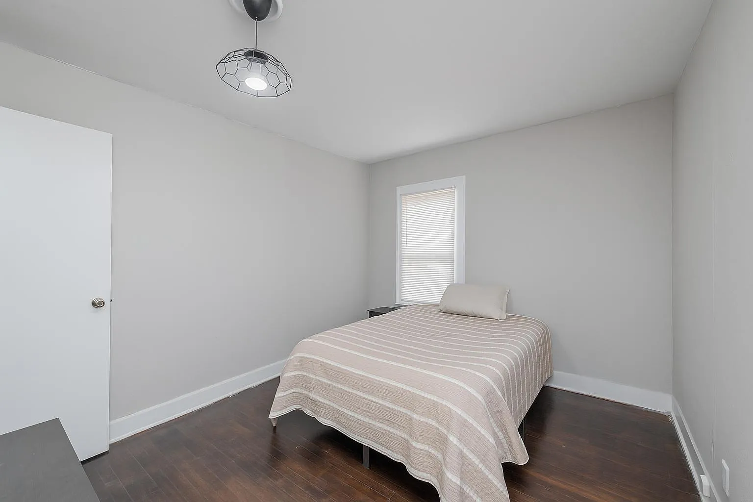 4 bed, 5.0 bath, 1520 sqft, $866 — Photo 1