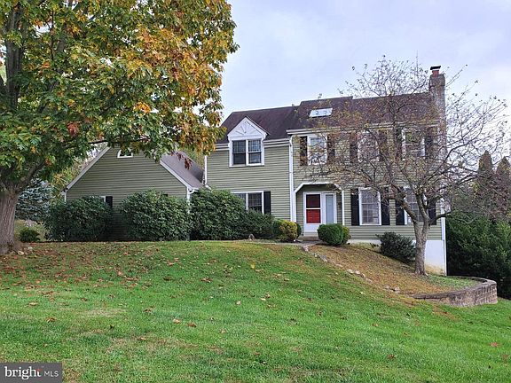 2nd image of 410 N Saddlebrook Cir