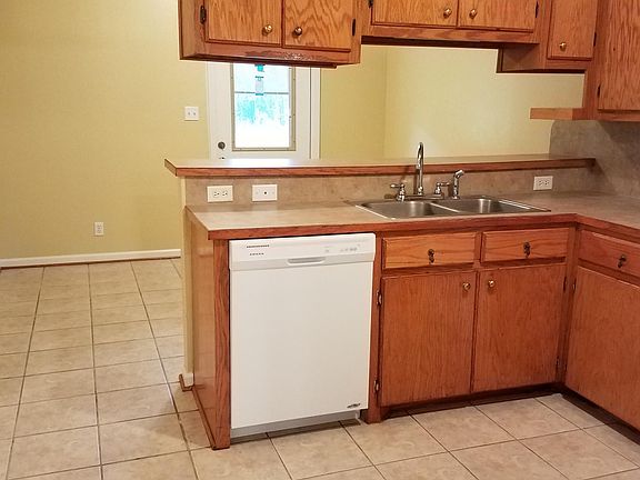 3rd image of 296 Victoria Dr APT A