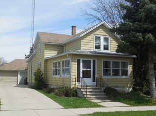 153 E Oak Grove St, Juneau, WI 53039