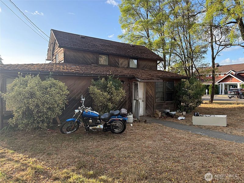 5th image of 303 Peterson Street S