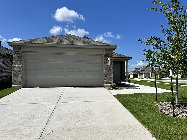 1601 Elliott Rd — Photo 1