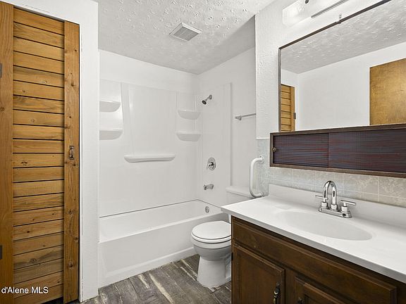 4th image of 151 E Lacey Ave