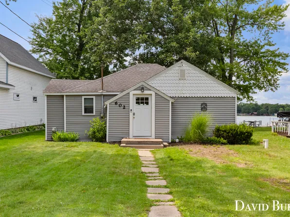 602 Eagle Point Rd, Lake Odessa, MI 48849
