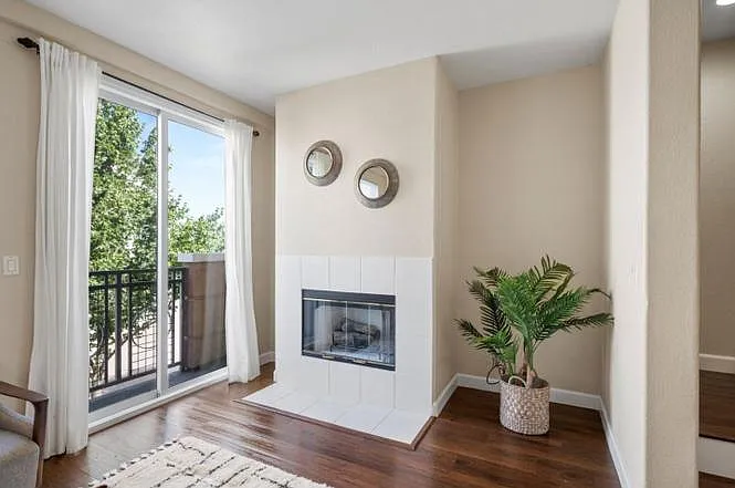 3 bed, 2.5 bath, 1361 sqft, $3,800 — Photo 4
