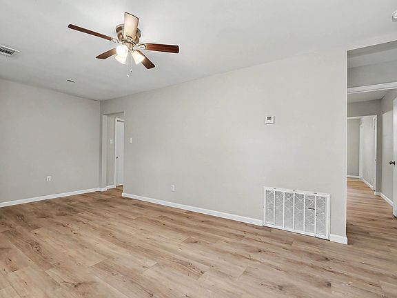 5th image of 8 Durham Dr