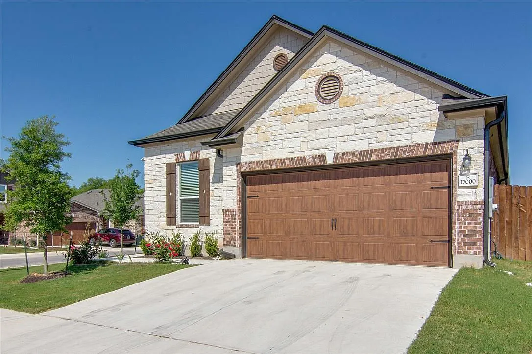 4 bed, 2.0 bath, 1892 sqft, $2,200 — Photo 2