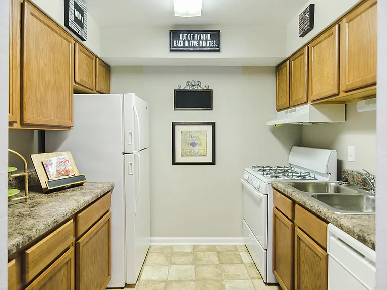 The Crest Apartments — Photo 6