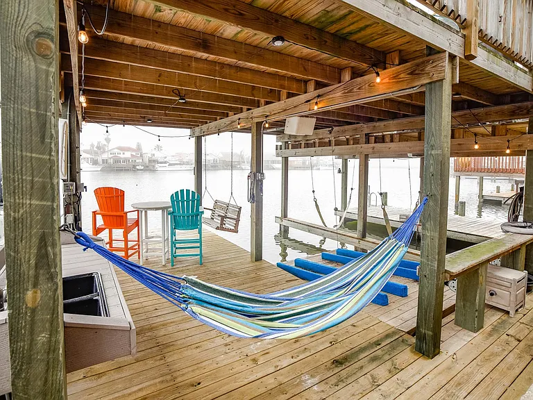 Relax & enjoy the water breezes.