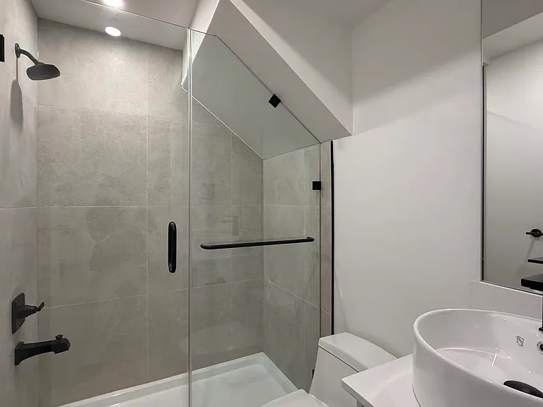 1536 Duthie Ave #4 — Photo 4