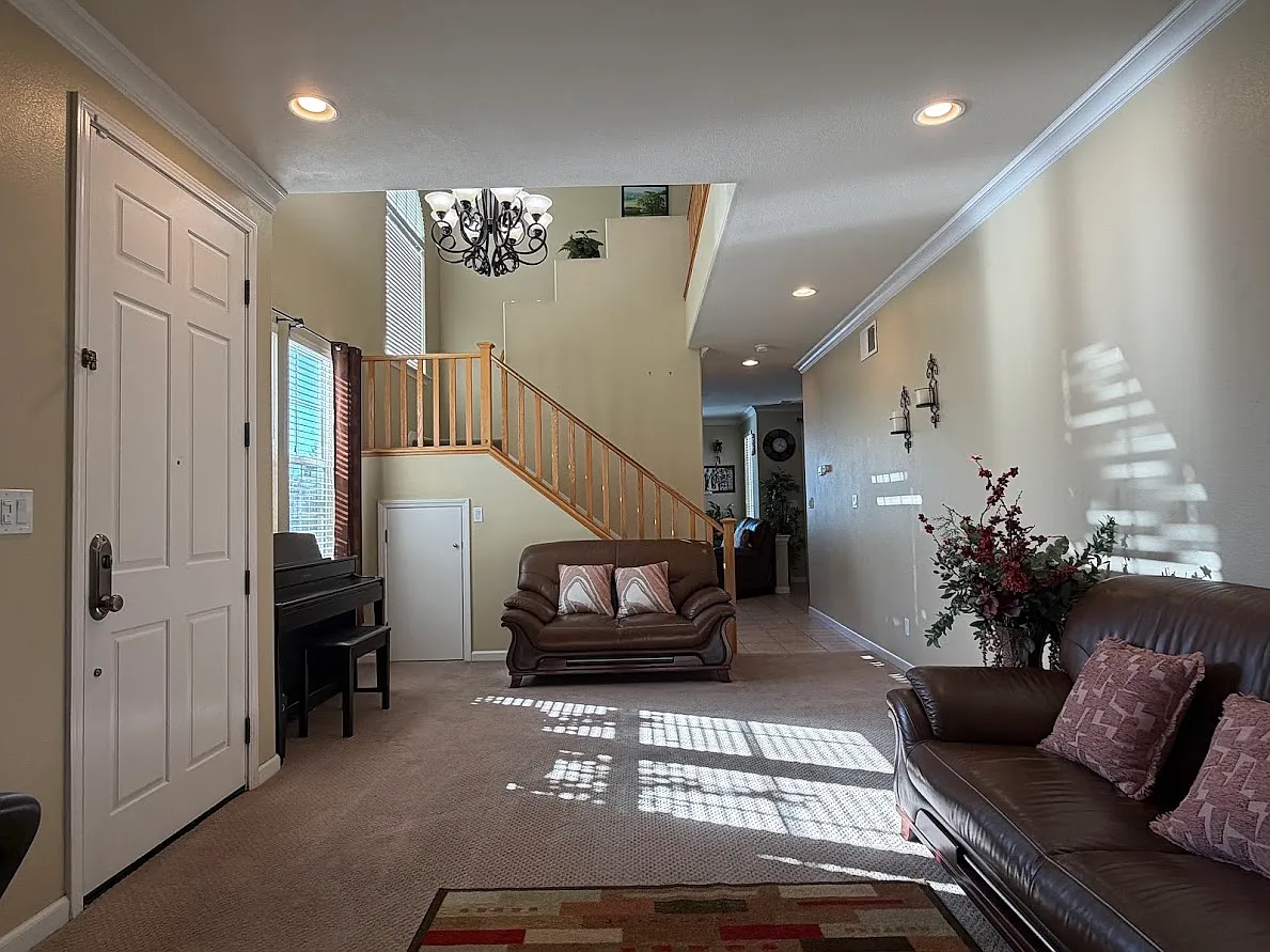 4 bed, 2.5 bath, 1961 sqft, $4,500 — Photo 2