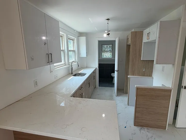 27 Roselyn Pl — Photo 2