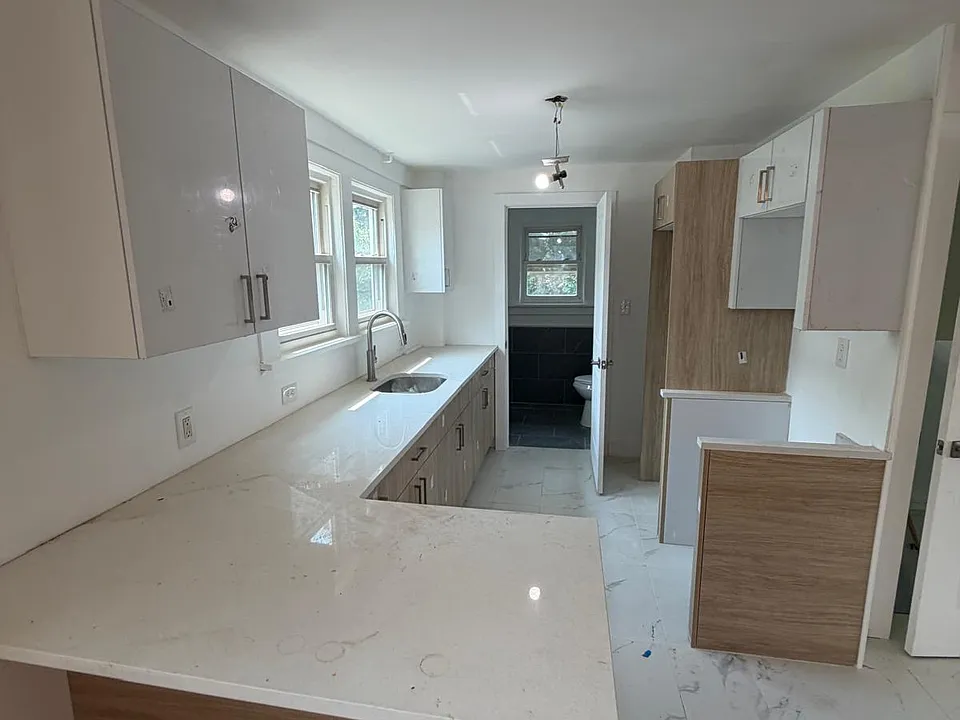 27 Roselyn Pl