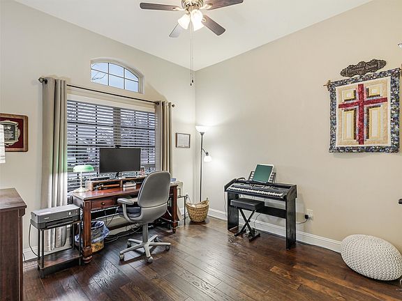 5th image of 212 Rugby Ln