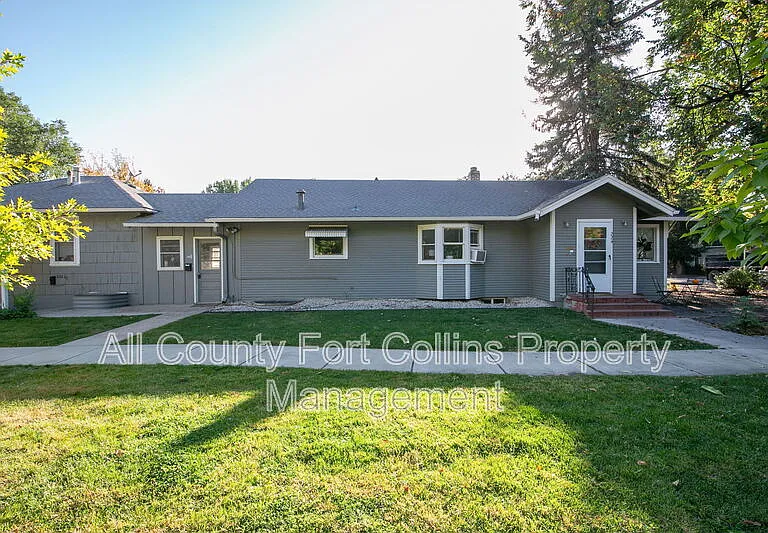 224 1/2 S Loomis Ave — Photo 1