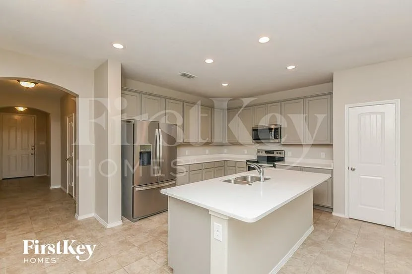 4 bed, 3.0 bath, 2594 sqft, $2,570 — Photo 4
