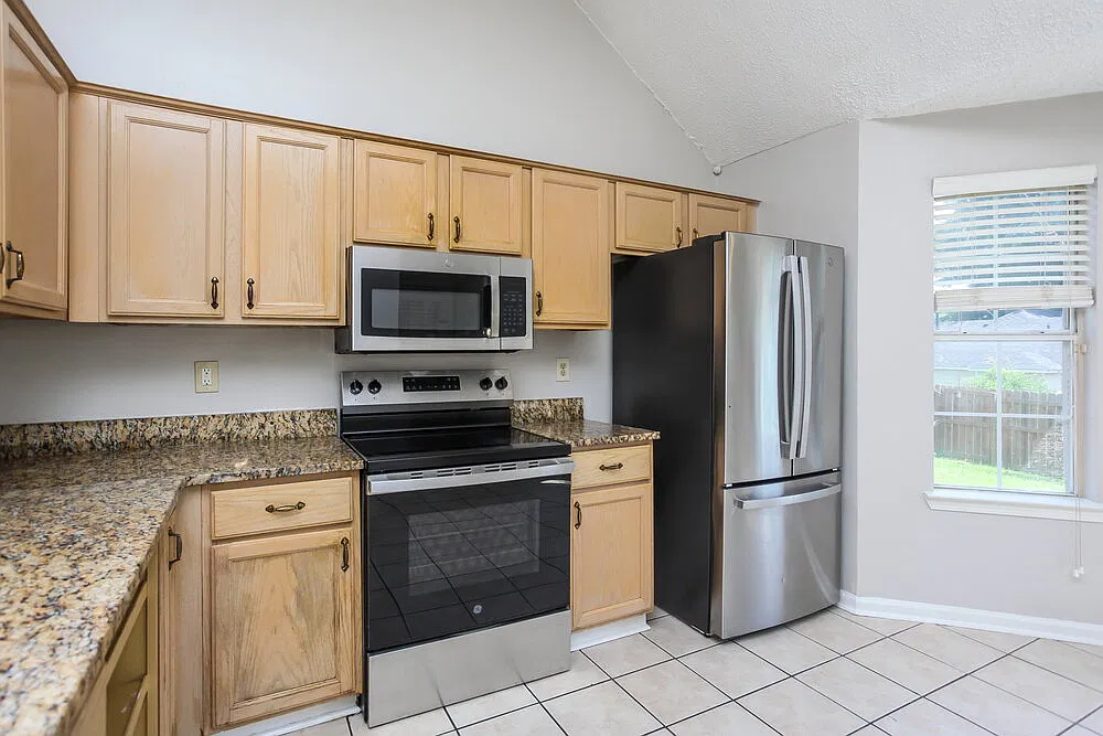 3 bed, 2.0 bath, 1166 sqft, $1,415 — Photo 3