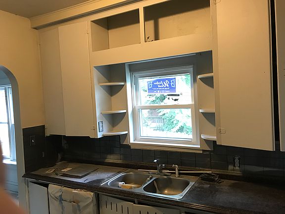 4th image of 1011 W White Oak Ave