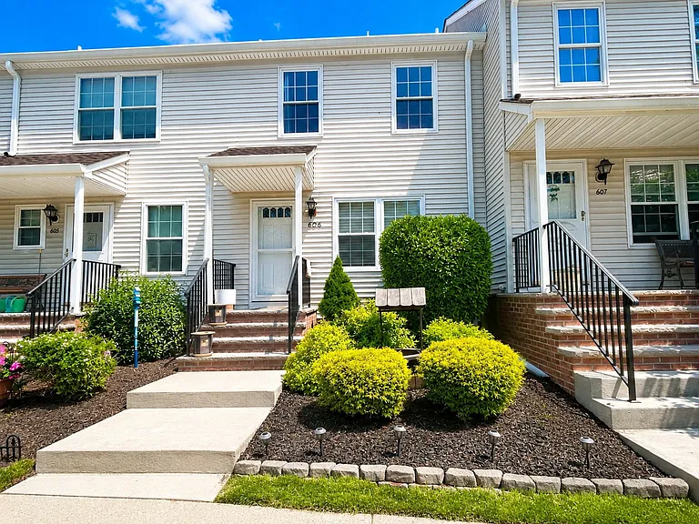 606 Wedgewood Cir — Photo 1