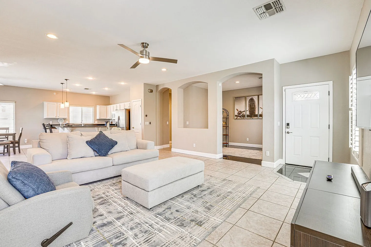 3 bed, 2.0 bath, 1668 sqft, $2,727 — Photo 2