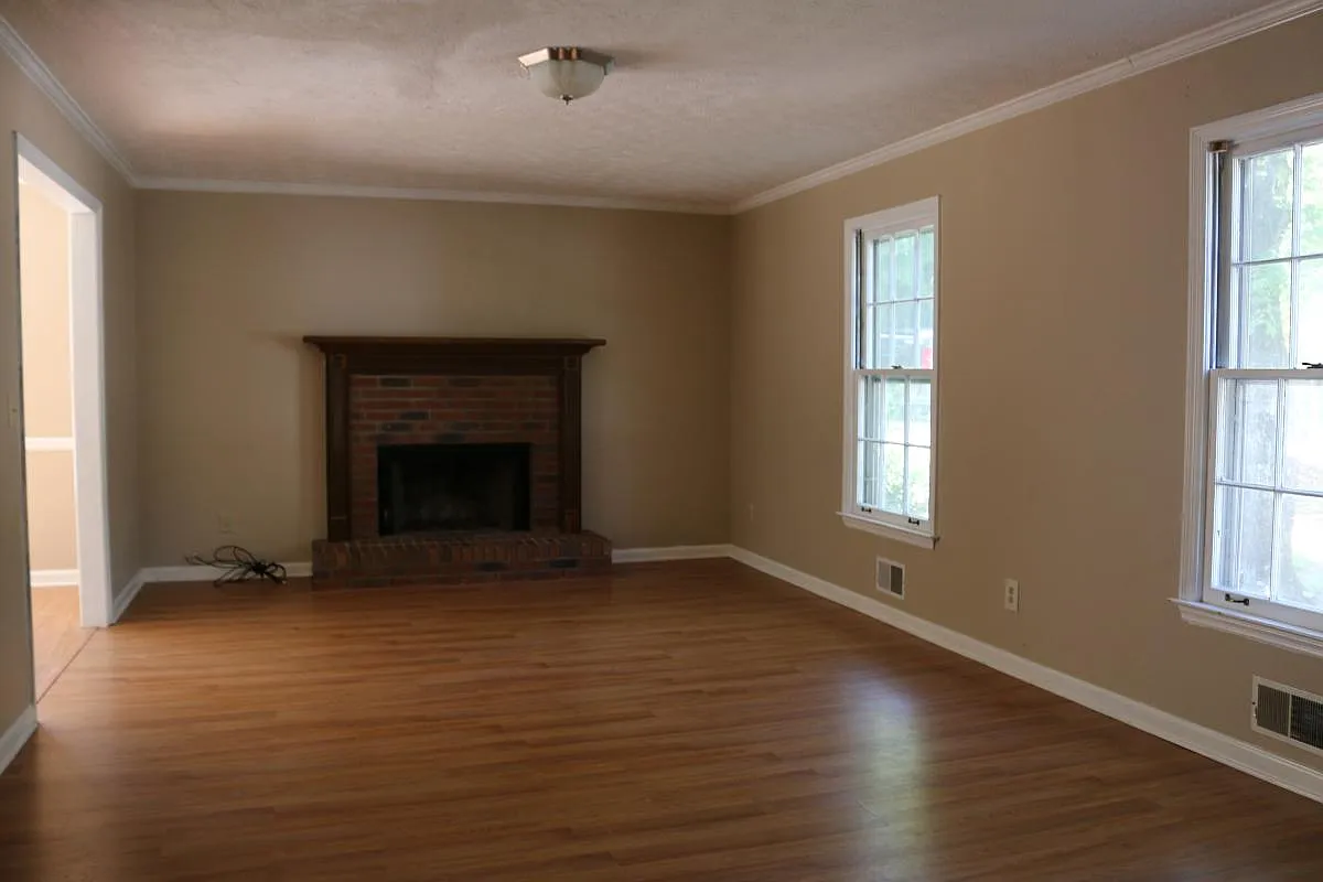 4 bed, 2.5 bath, 2149 sqft, $2,180 — Photo 2