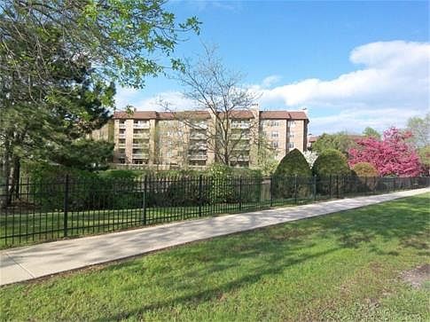 Supremely convenient Condos of Northbrook Court -- secure guard-gated community within short distanc