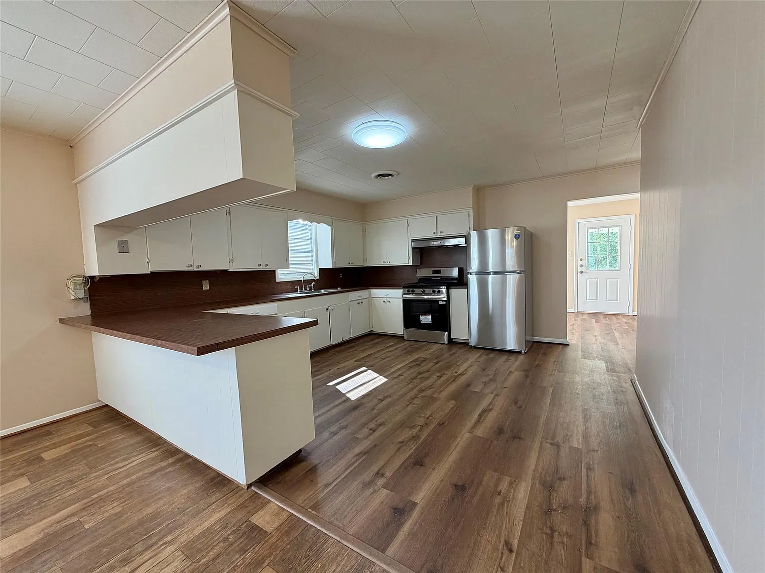 3 bed, 1.0 bath, 1836 sqft, $1,350 — Photo 4