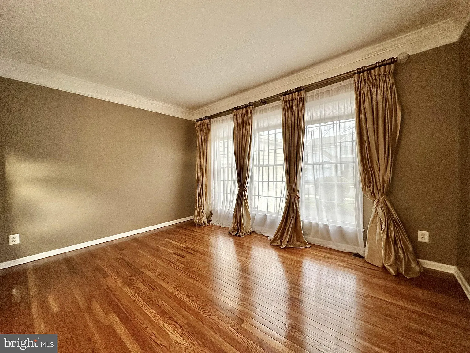 3 bed, 3.5 bath, 2350 sqft, $5,500 — Photo 2