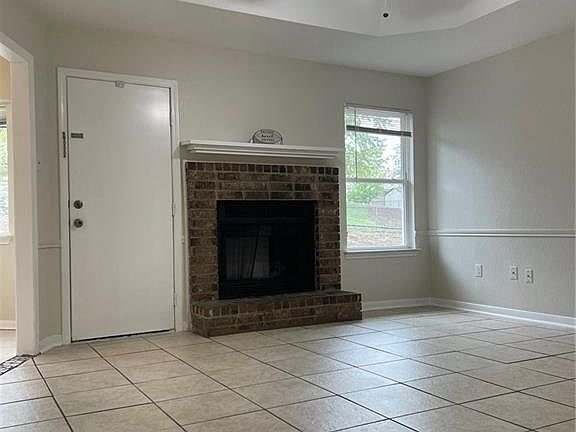 3rd image of 211 Spur Dr