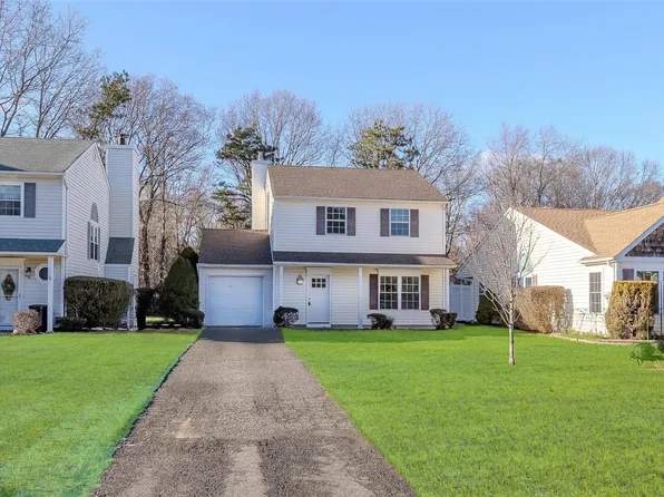 8 Woodchuck Trail, Coram, NY 11727