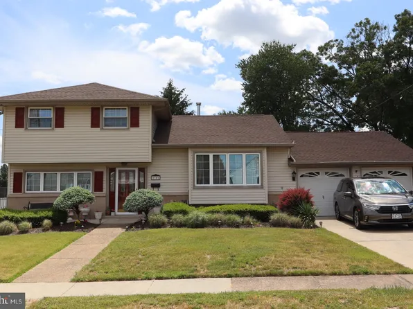 2309 Plantation Dr, Glendora, NJ 08029