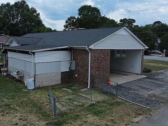 3rd image of 3034 N Blackstock Rd