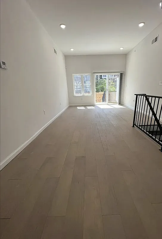 2 bed, 2.0 bath, 1000 sqft, $1,600 — Photo 3