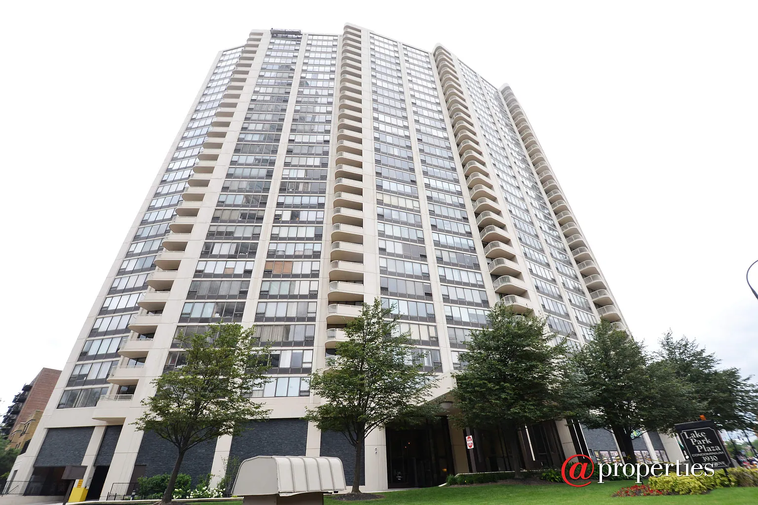 3930 N Pine Grove Ave APT 307 photo 1