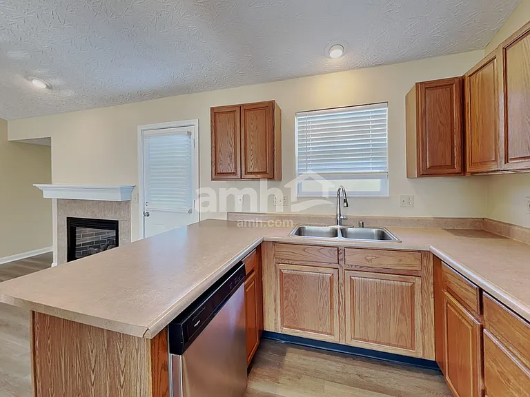 10296 Manassas Dr — Photo 3