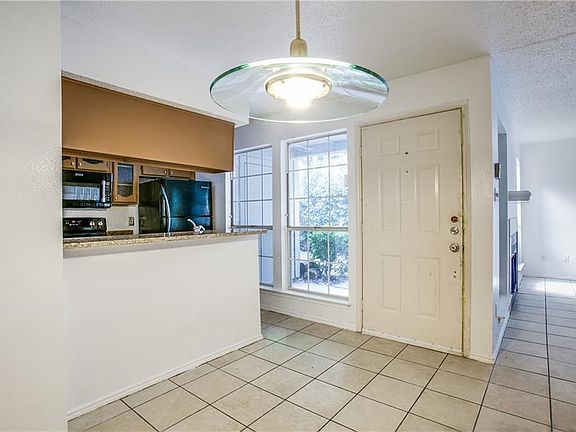 4th image of 1406 Meadowood Village Dr