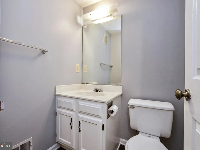 1915 Belmont Ridge Ct — Photo 17