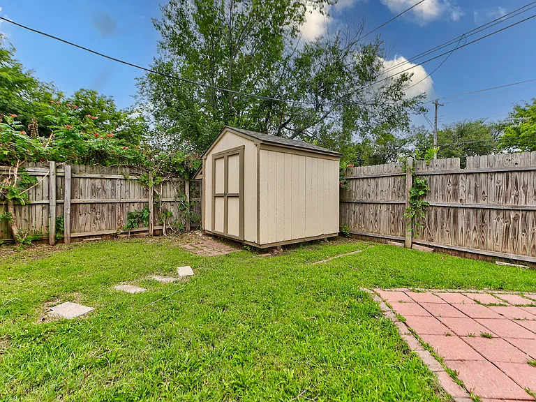 109 E Hayes St — Photo 15