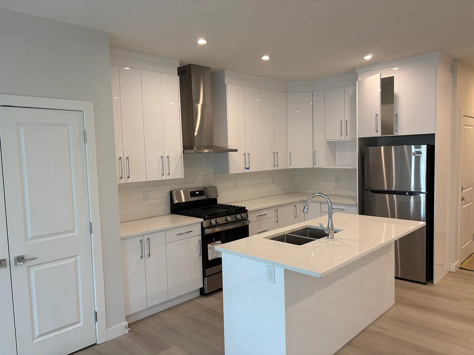 3 bed, 2.5 bath, 1550 sqft, $1,950 — Photo 3