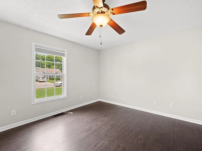 574 Oakmont Dr — Photo 15
