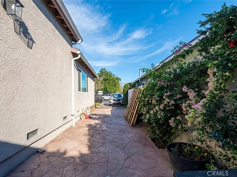 7647 Amestoy Ave — Photo 21