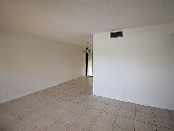 5th image of 4721 Oak Terrace Dr