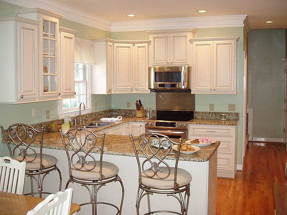 New Kitchen w/granite bar